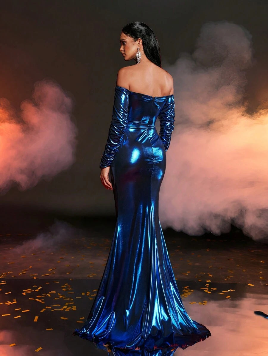 Vestido elegante y glamoroso con hombros descubiertos