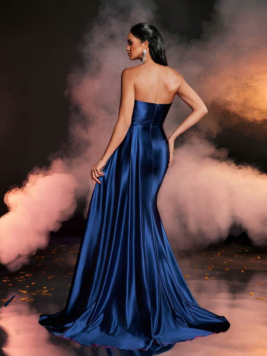Vestido formal de satén azul marino con cuello estirado