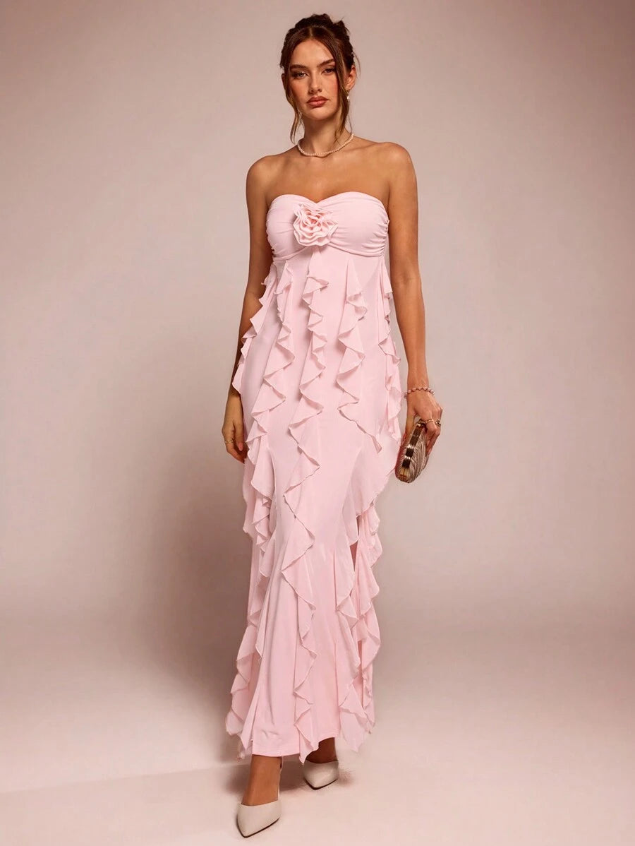 Vestido ajustado con abertura alta y ribete de volantes, color rosa pálido