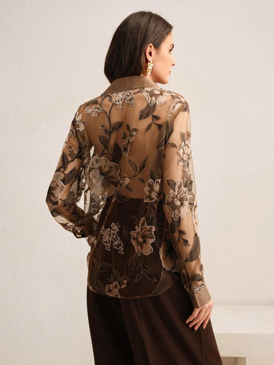 Blusa de primavera con estampado floral