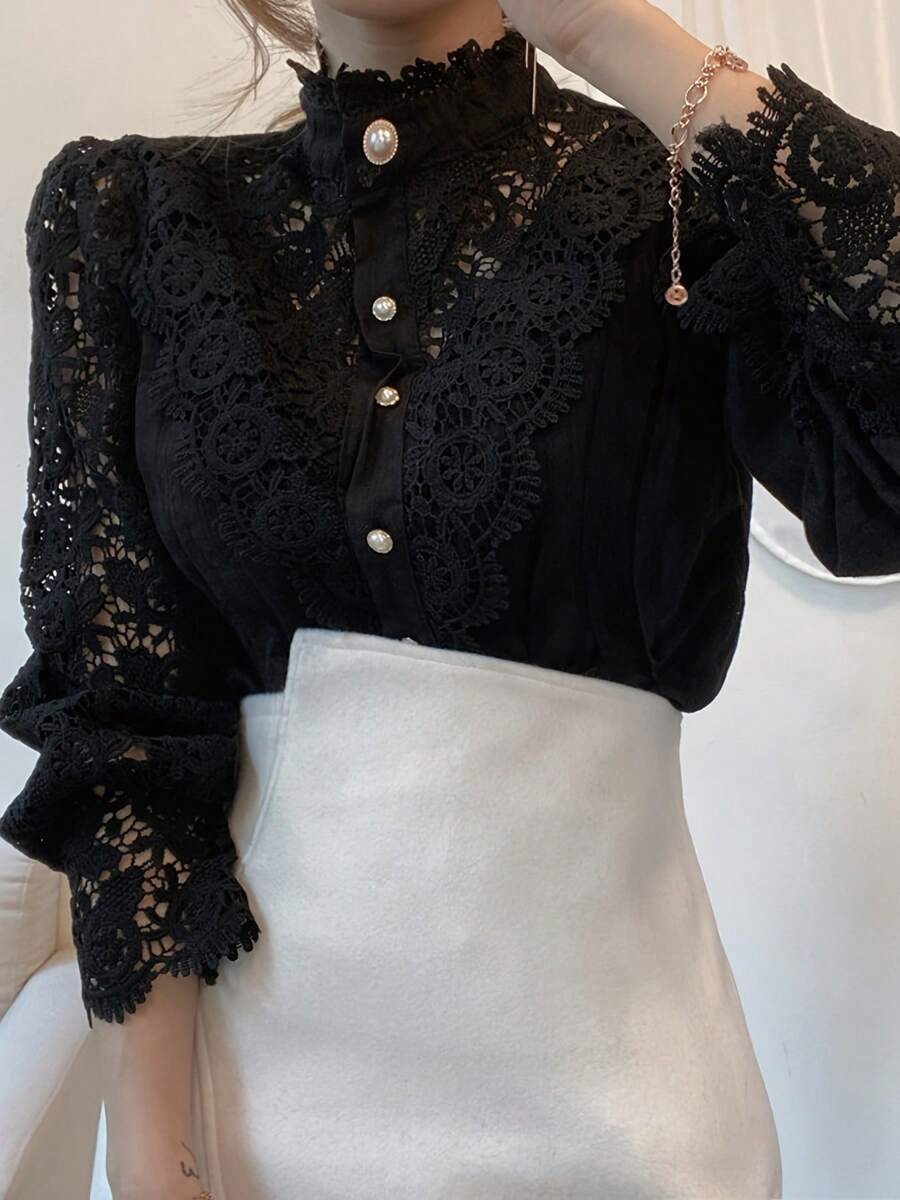 Blusa vintage elegante con cuello alto y mangas