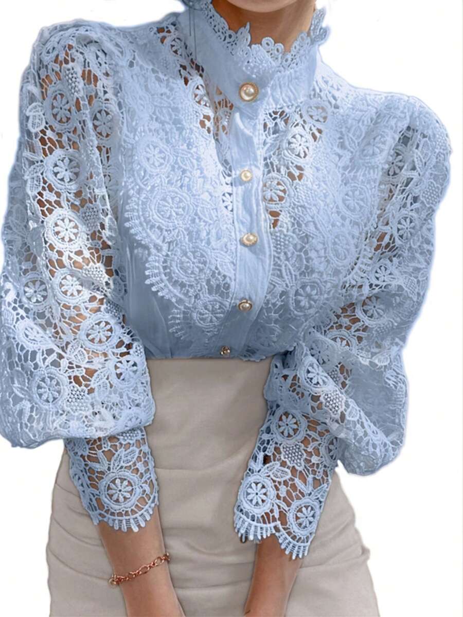 Blusa vintage elegante con cuello alto y mangas