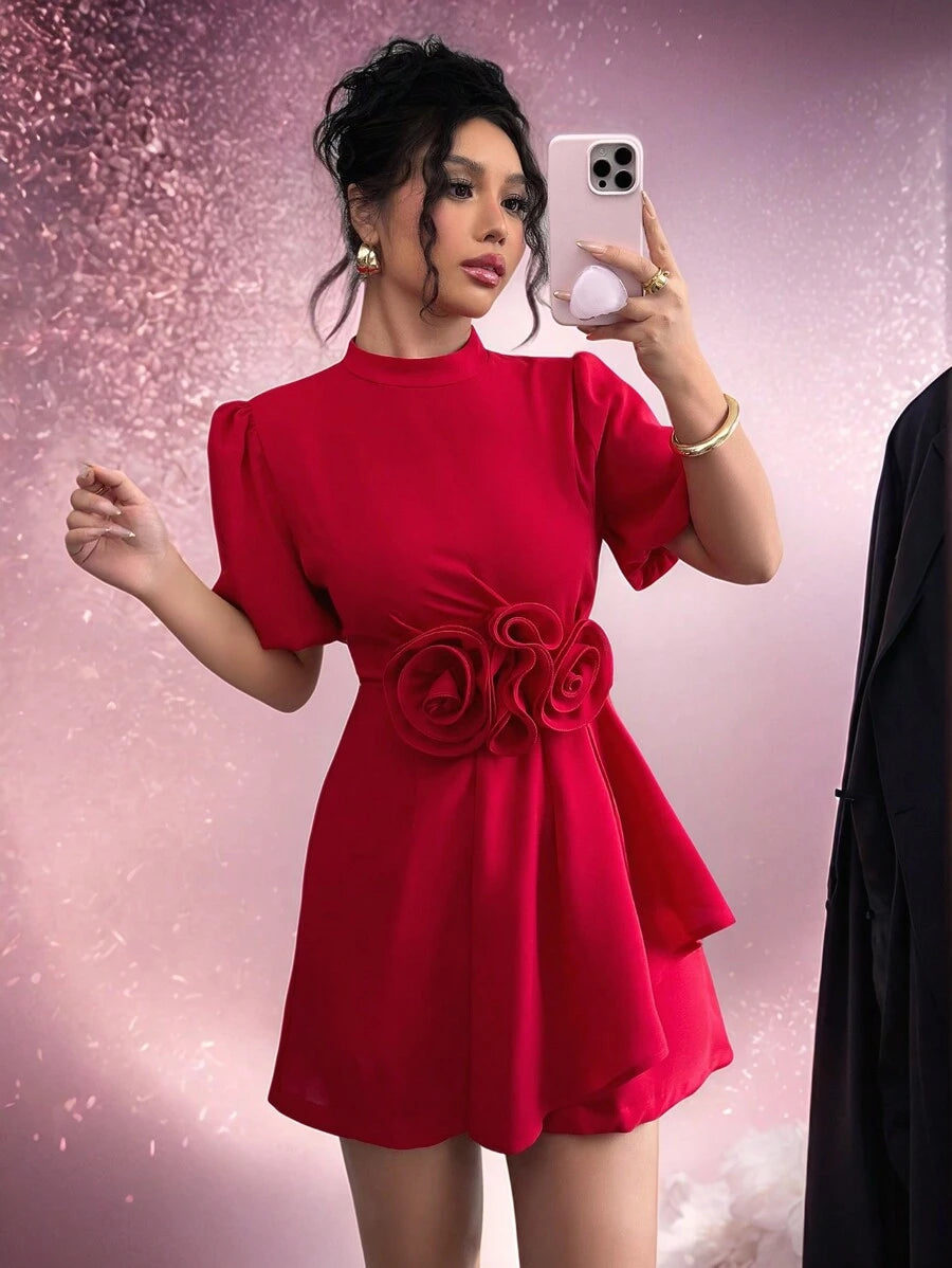 Vestido mini rojo romántico con diseño floral 3D y drapeado