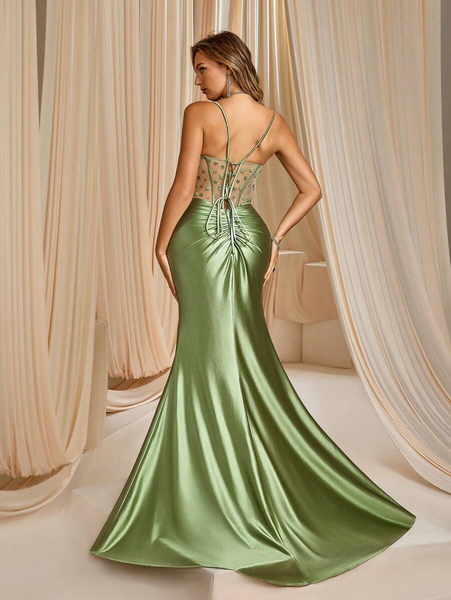 Vestido con escote de corazón, con cuentas y lentejuelas