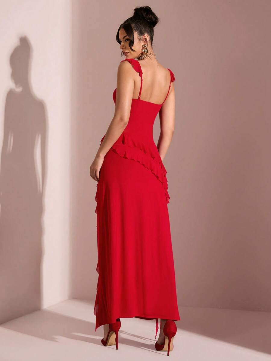 Vestido sencillo y elegante de tirantes con volantes