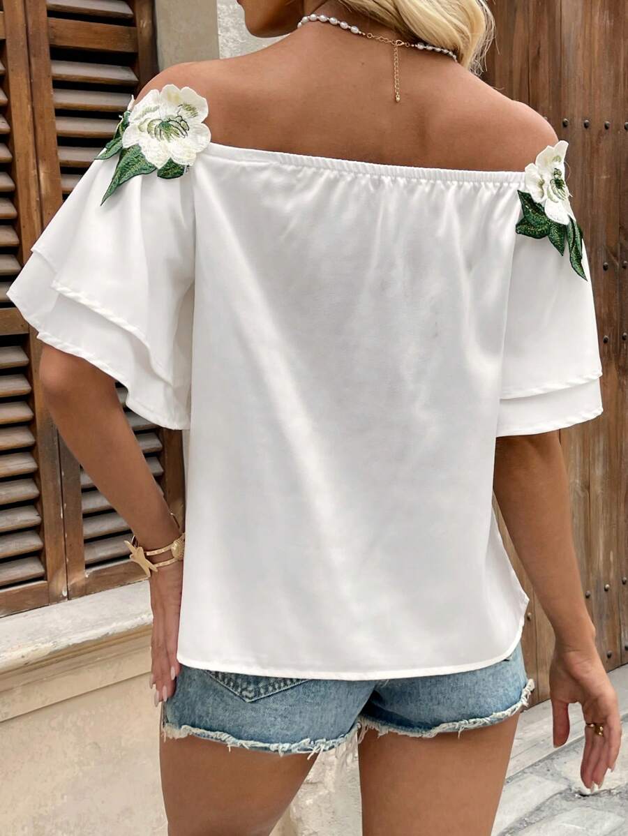 Blusa elegante de mujer con hombros descubiertos