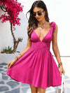 Vestido corto con cuello en V, nudo al frente, fruncido