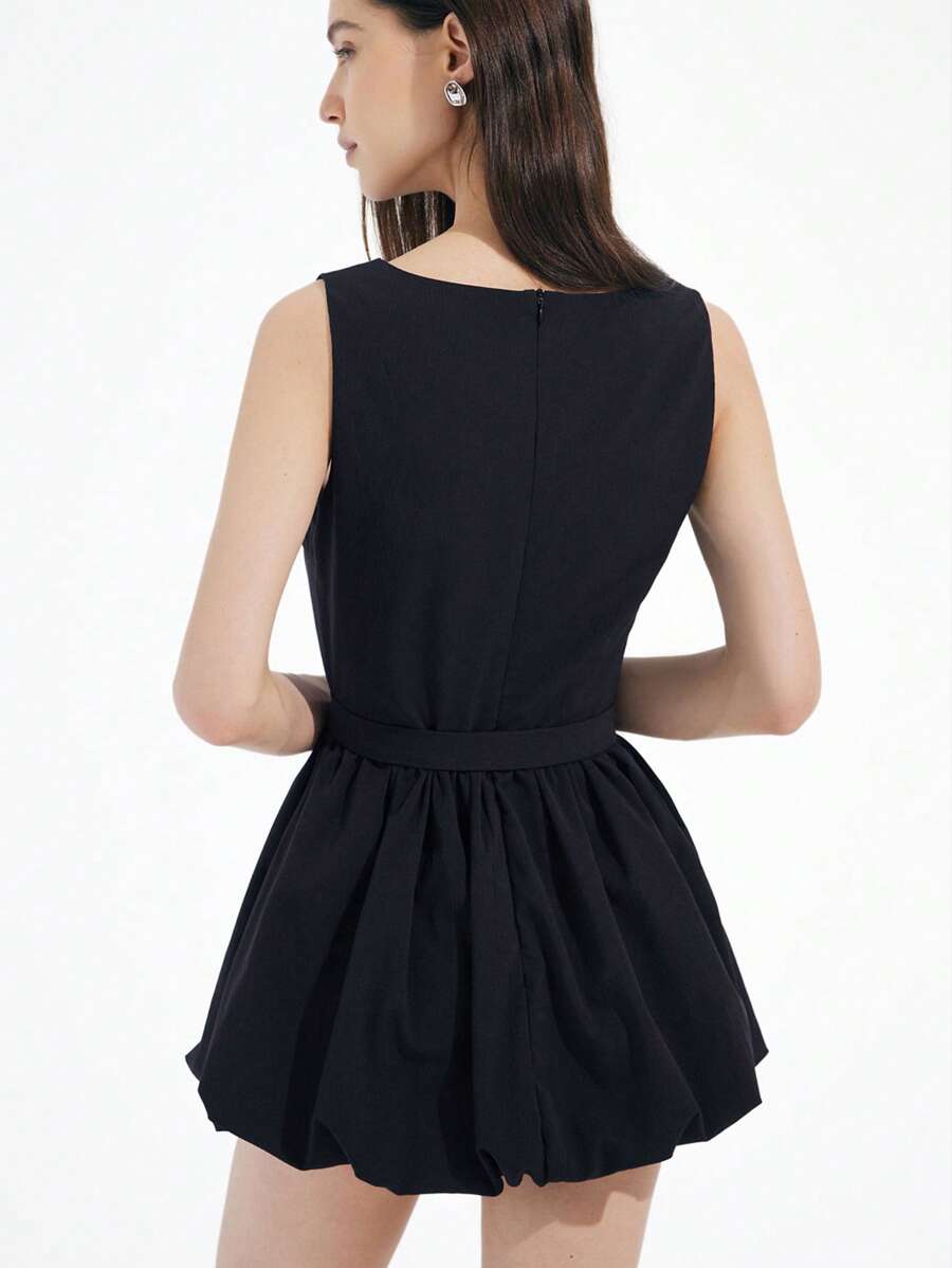 Vestido corto ajustado de mujer con escote en ojo