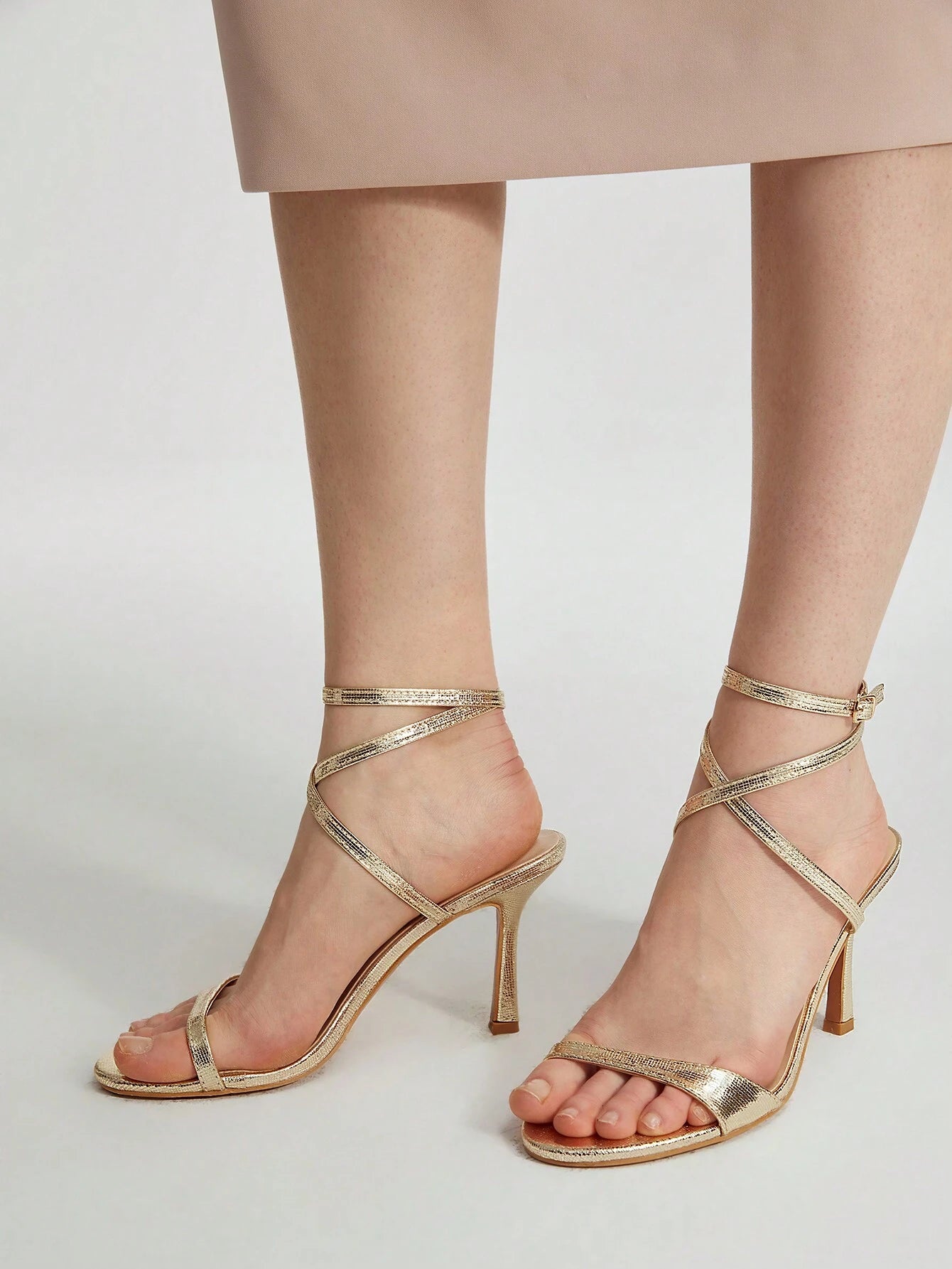 Sandalias de tacón alto metálicas simples para mujer