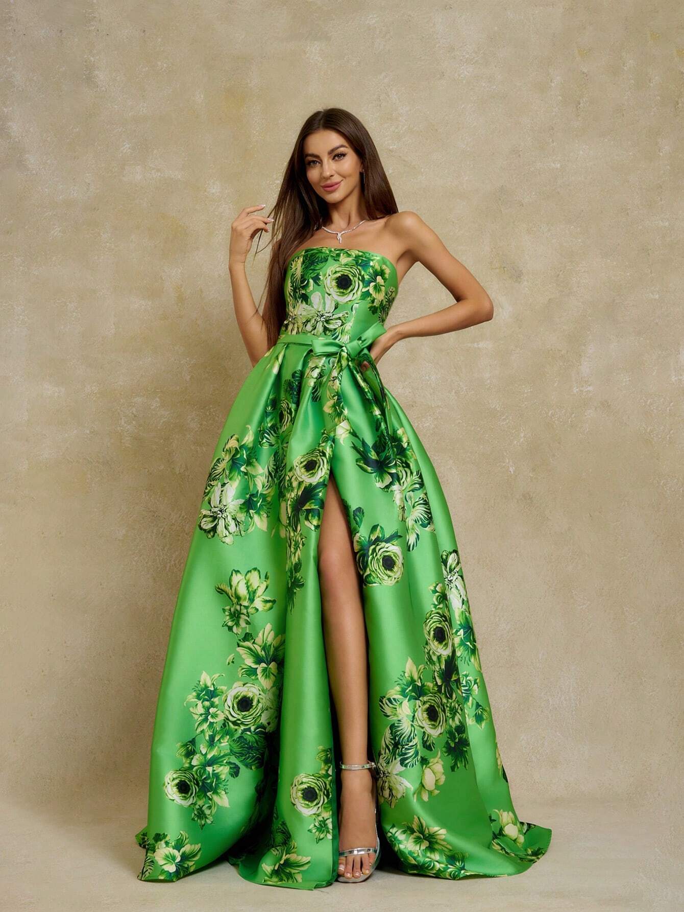 Vestido de noche largo con estampado floral de lazo verde de Anymoon