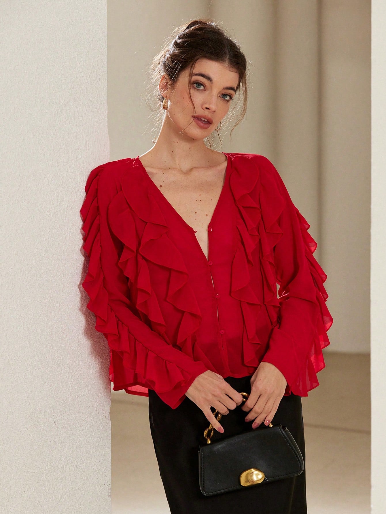 Blusa elegante de manga larga con diseño de botones y volantes en escote en V de gasa