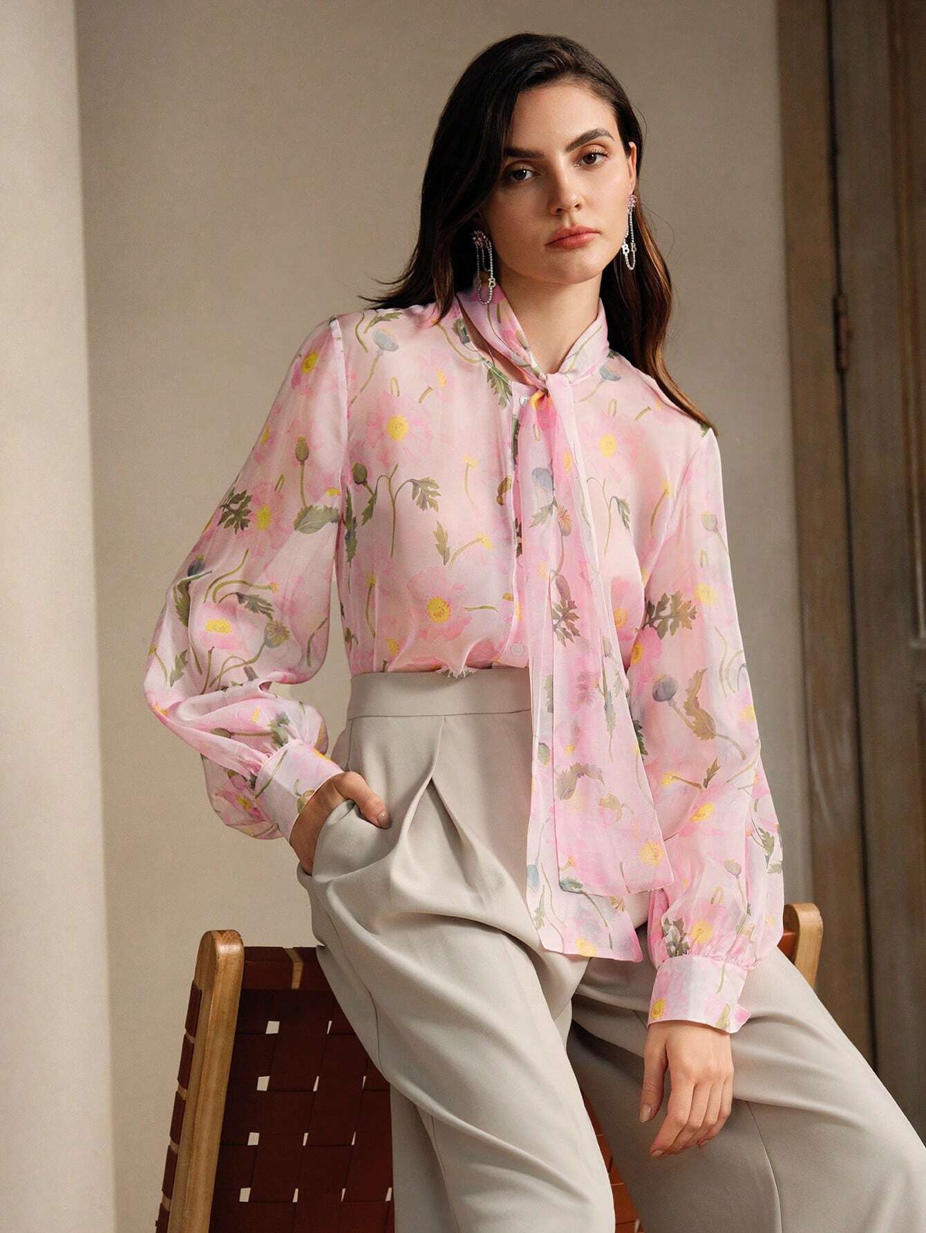 Blusa rosa de flores casuales de mujer con mangas de farol y lazo en la parte delantera para salir