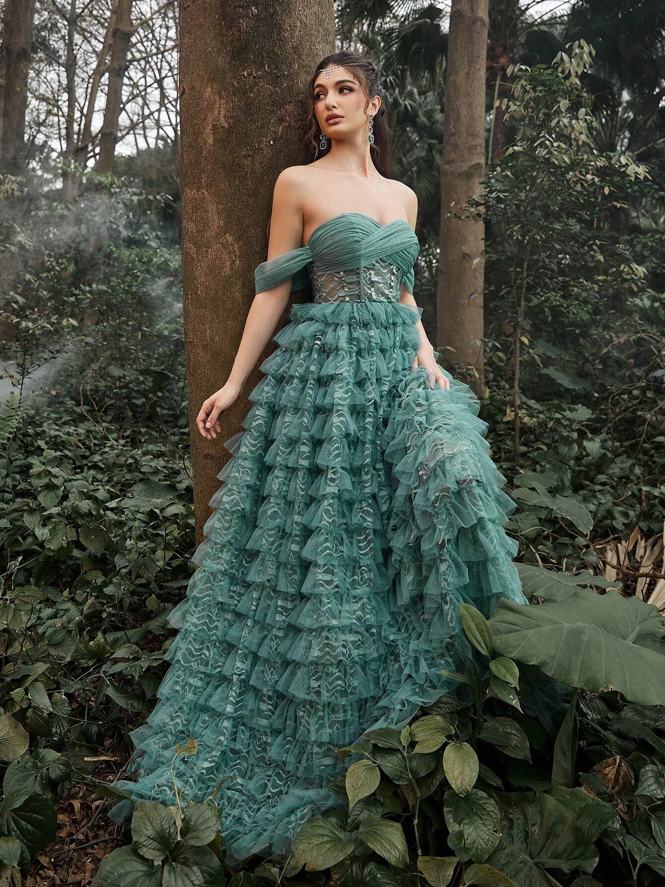 Vestido de malla con volantes en cascada y hombros descubiertos