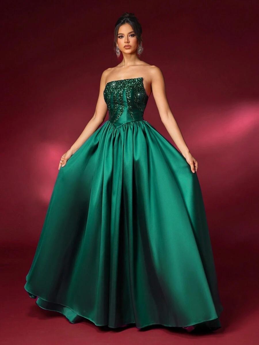 Vestido elegante de satén verde con lujoso cuello de abalorios