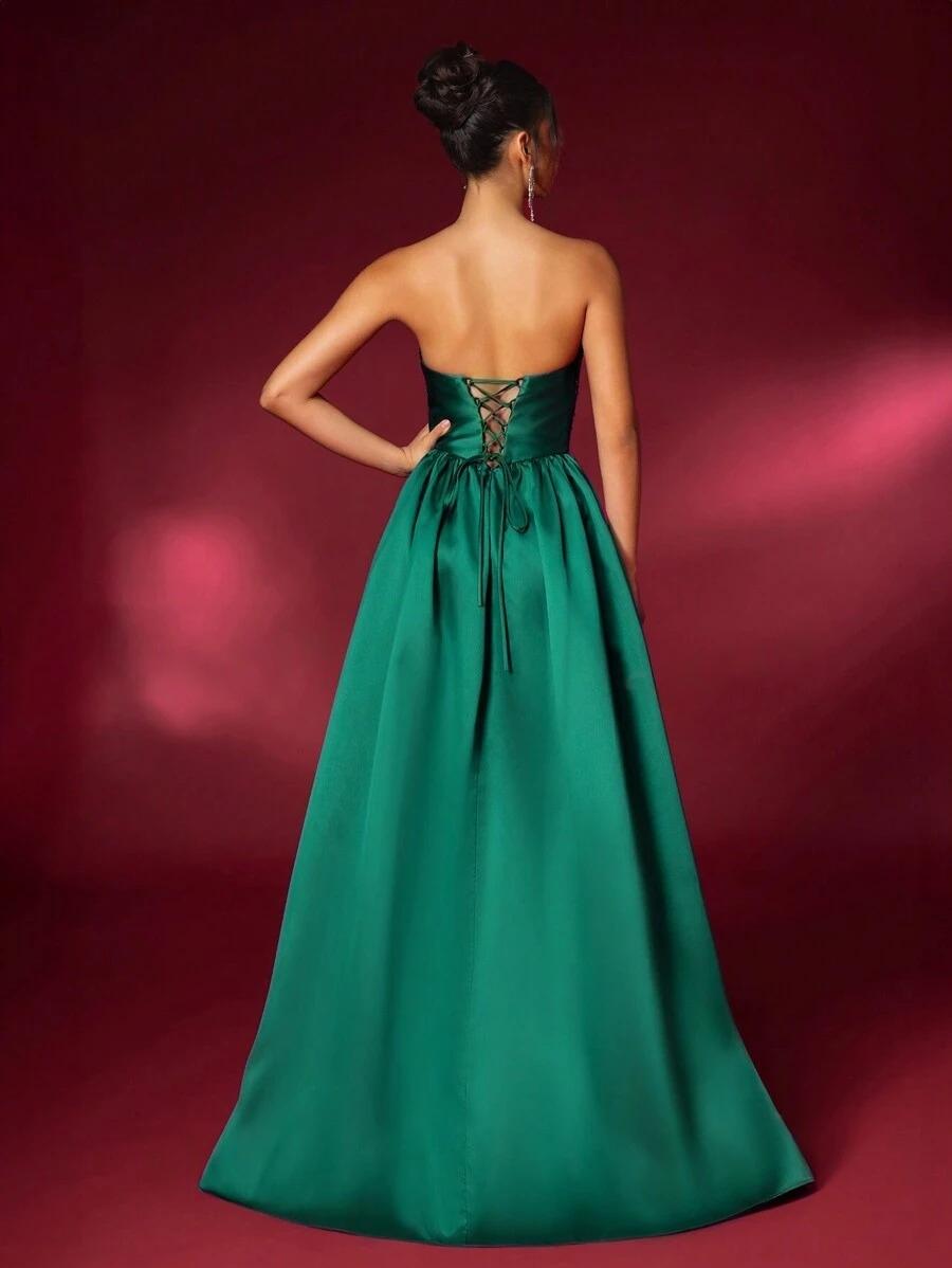 Vestido elegante de satén verde con lujoso cuello de abalorios