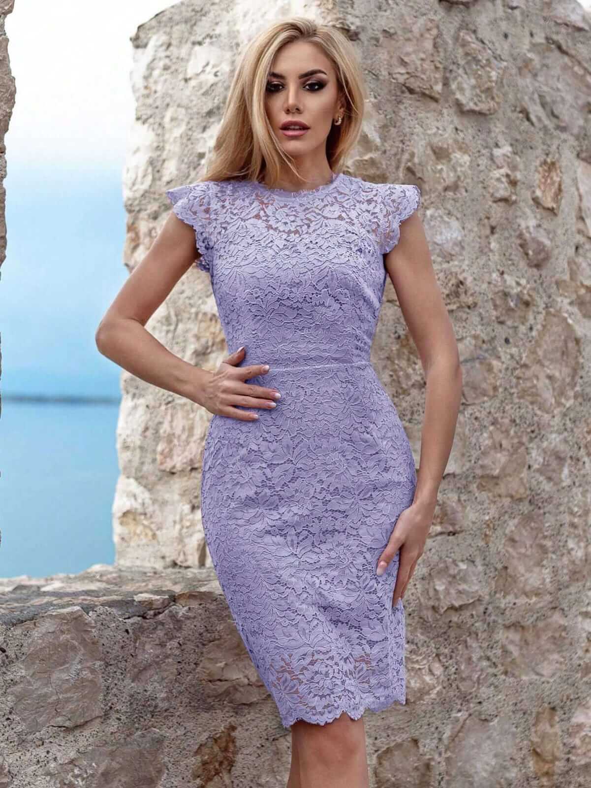 Vestido ajustado unicolor con encaje floral de manga casquillo cóctel