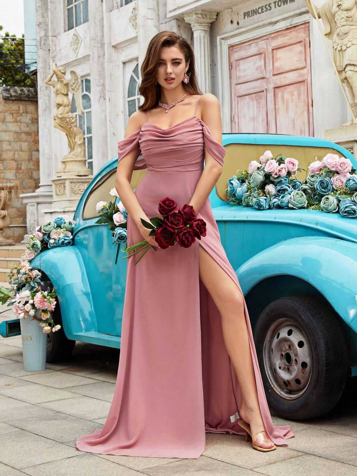 Vestido larga de dama de honor elegante y maxi con hombreras frías, dobladillo con abertura y fruncido