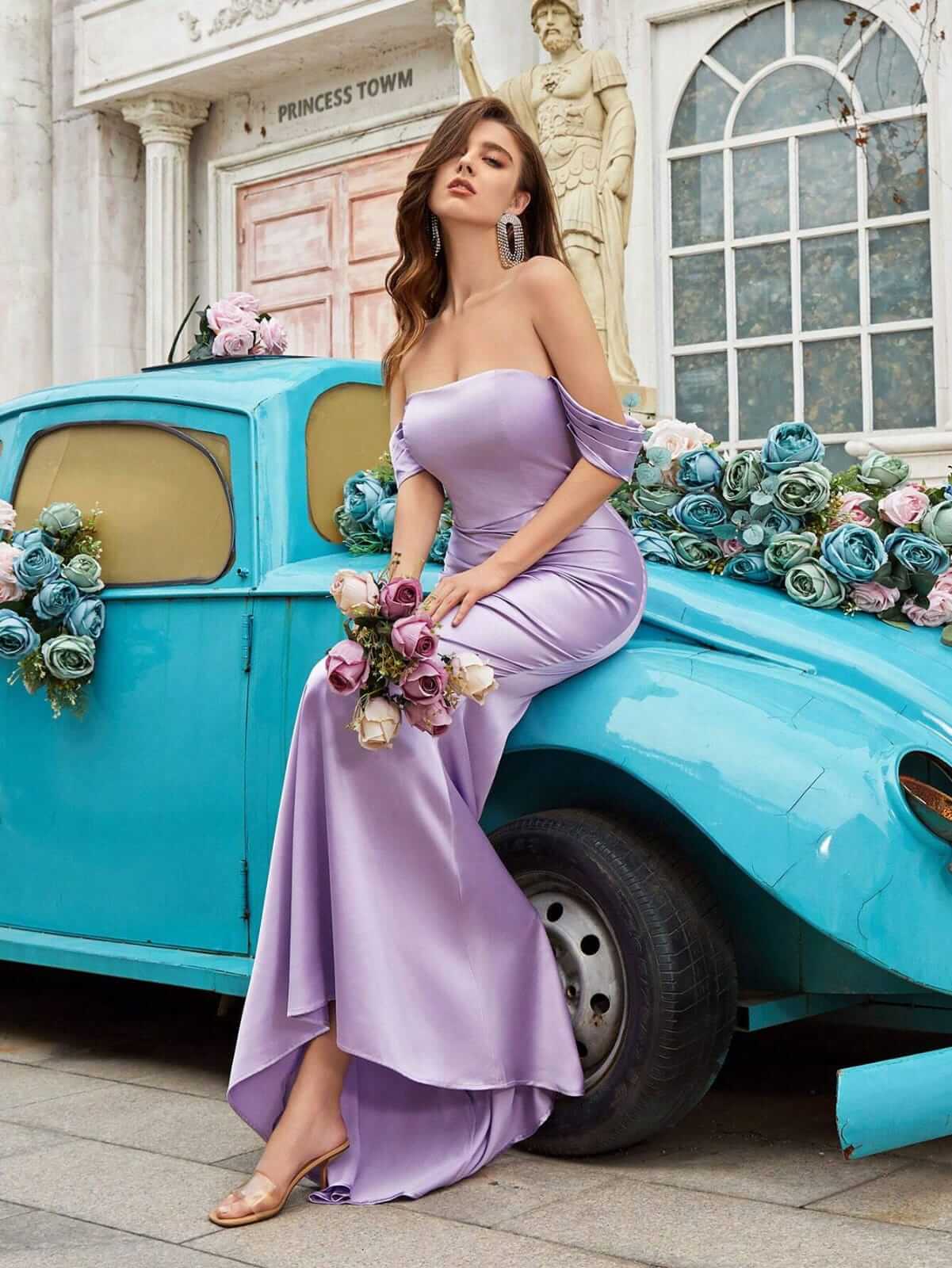 Vestido de dama de honor morado con hombros descubiertos y falda asimétrica