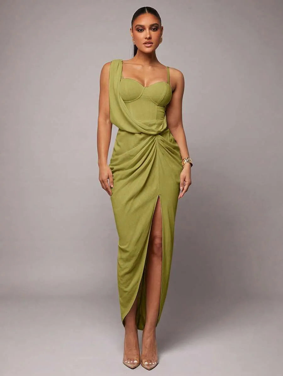 Vestido con cuello asimétrico drapeado