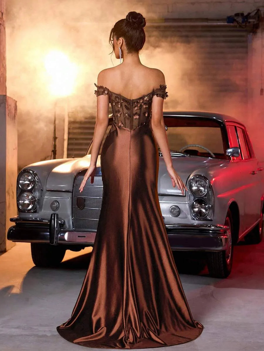 Elegante y lujoso vestido con hombros descubiertos, tela floral 3D
