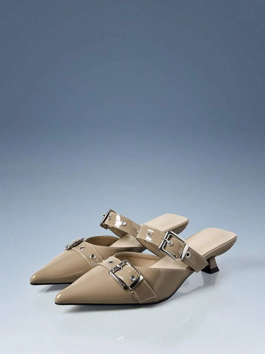 Zapatos altos con hebilla y decoración