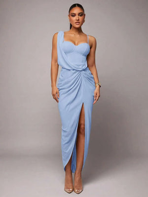 Vestido con cuello asimétrico drapeado