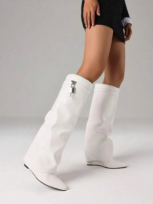 Botas altas de mujer de moda con puntera metálica