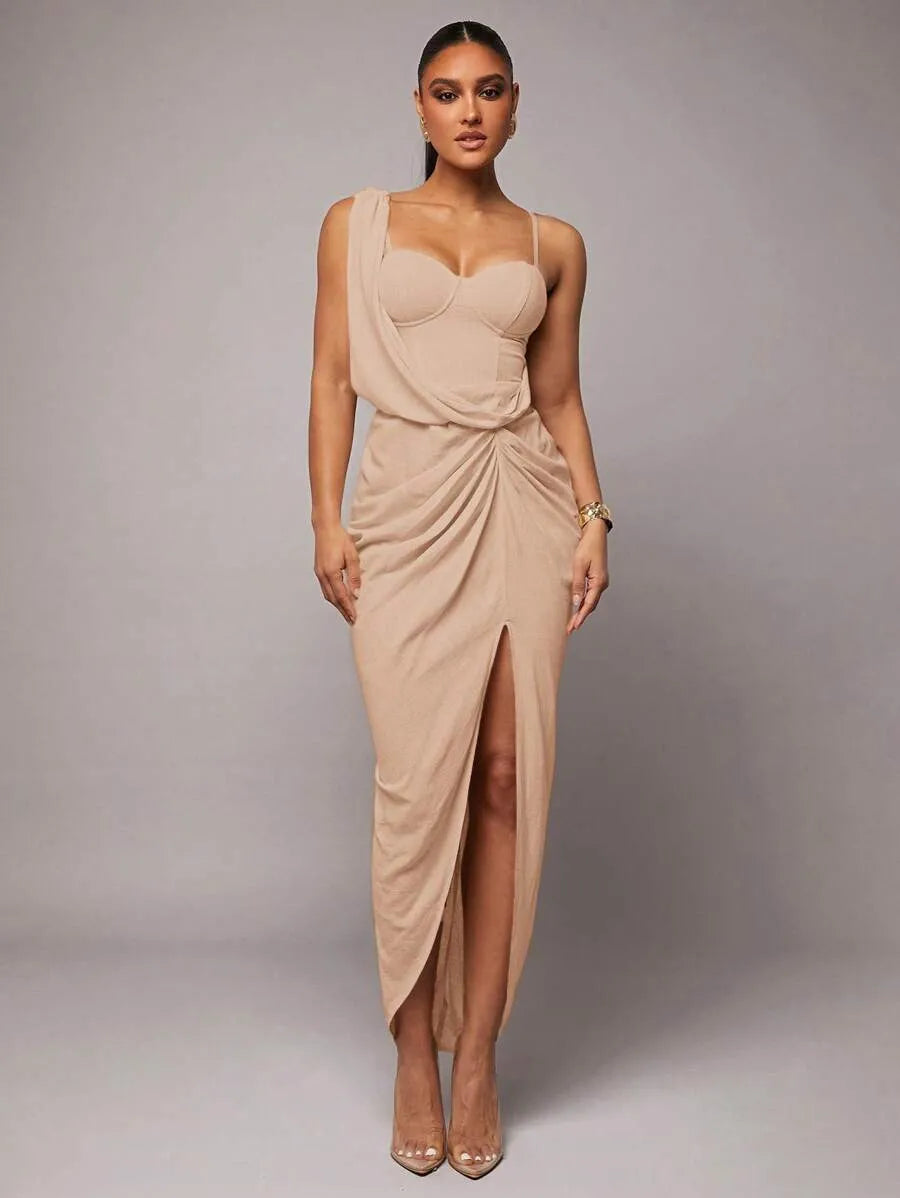 Vestido con cuello asimétrico drapeado