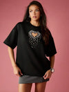 Camiseta oversize con corazón de cristal