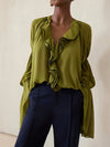 Blusa verde oliva con cuello en V, ribete de volantes