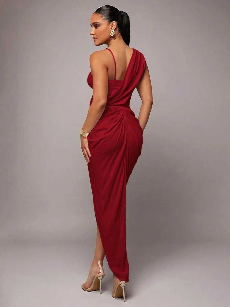 Vestido con cuello asimétrico drapeado