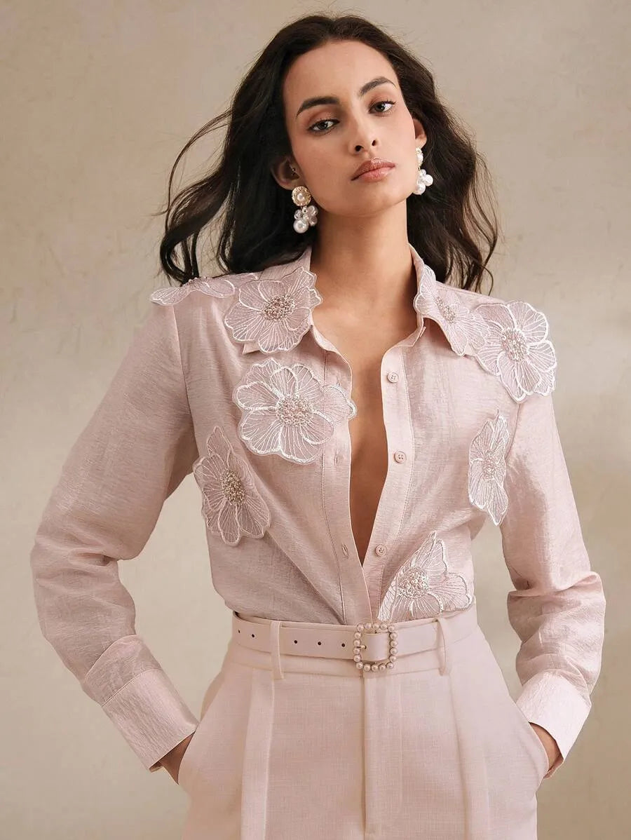 Camisa manga larga con cuello y diseño bordado de perlas 3D