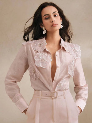 Camisa manga larga con cuello y diseño bordado de perlas 3D
