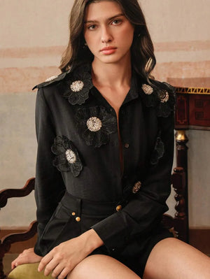 Camisa manga larga con cuello y diseño bordado de perlas 3D