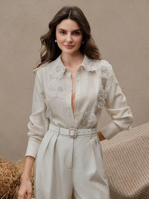 Camisa manga larga con cuello y diseño bordado de perlas 3D