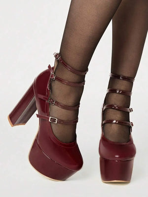 Tacones altos con diseño de hebilla