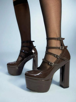 Tacones altos con diseño de hebilla