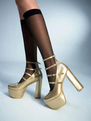 Tacones altos con diseño de hebilla