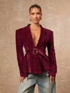 Chaqueta blazer con cinturón de metal dorado
