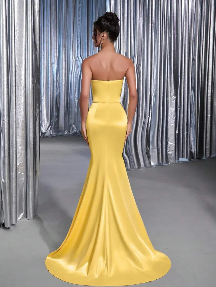 Elegante vestido de cola de estilo ajustado con escote en V