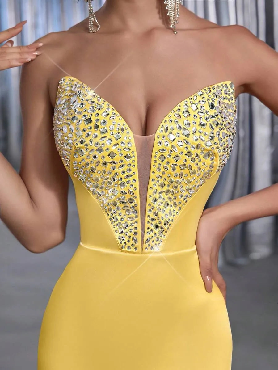 Elegante vestido de cola de estilo ajustado con escote en V