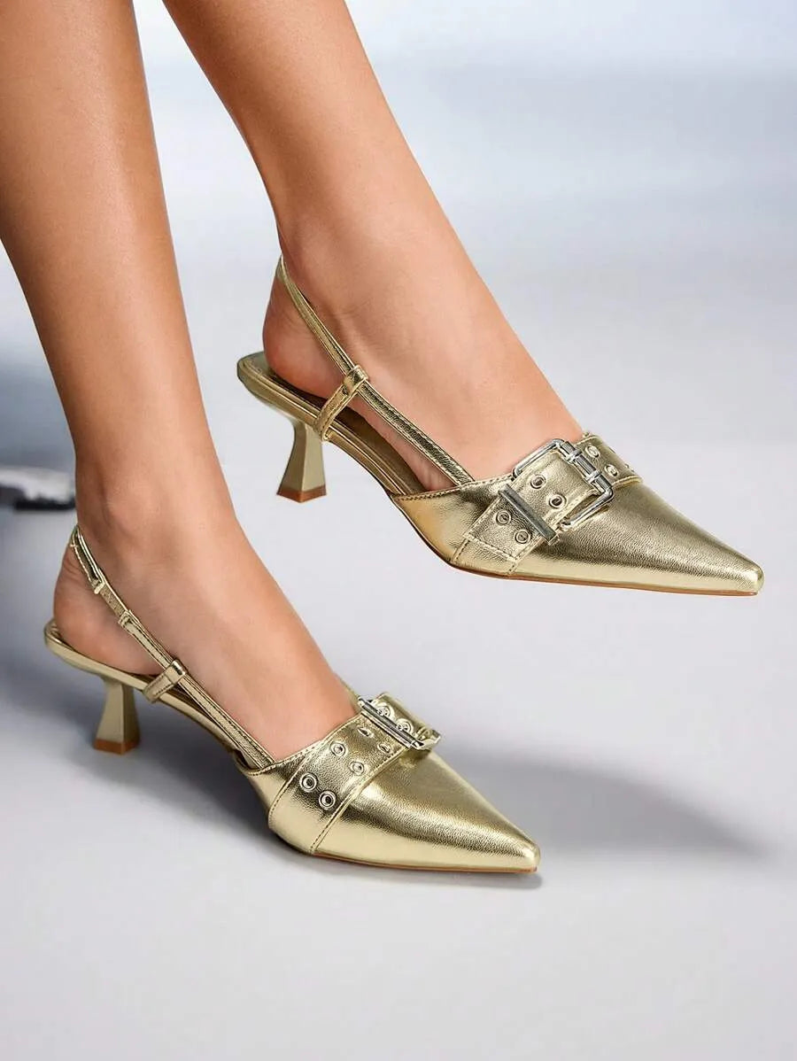 Tacones Stiletto con punta afilada y hebilla de metal