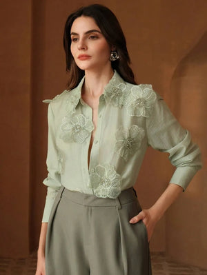 Camisa manga larga con cuello y diseño bordado de perlas 3D