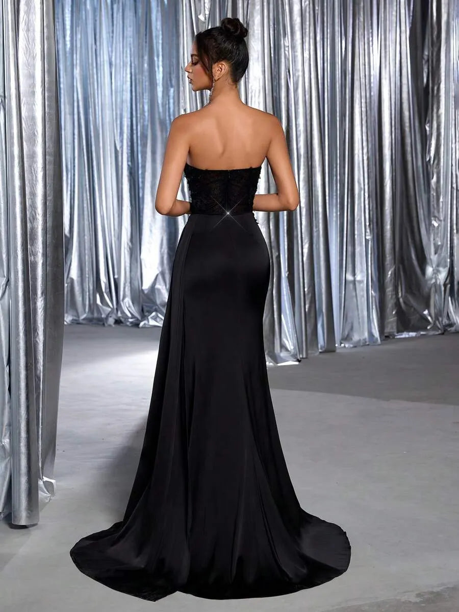 Vestido con aplicaciones de encaje