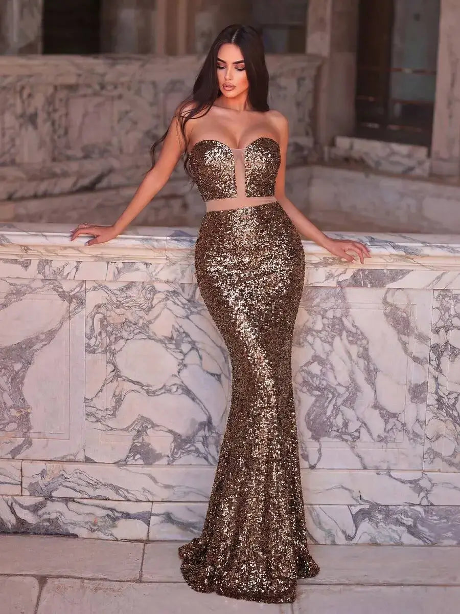 Vestido de fiesta con escote sin tirantes y cola