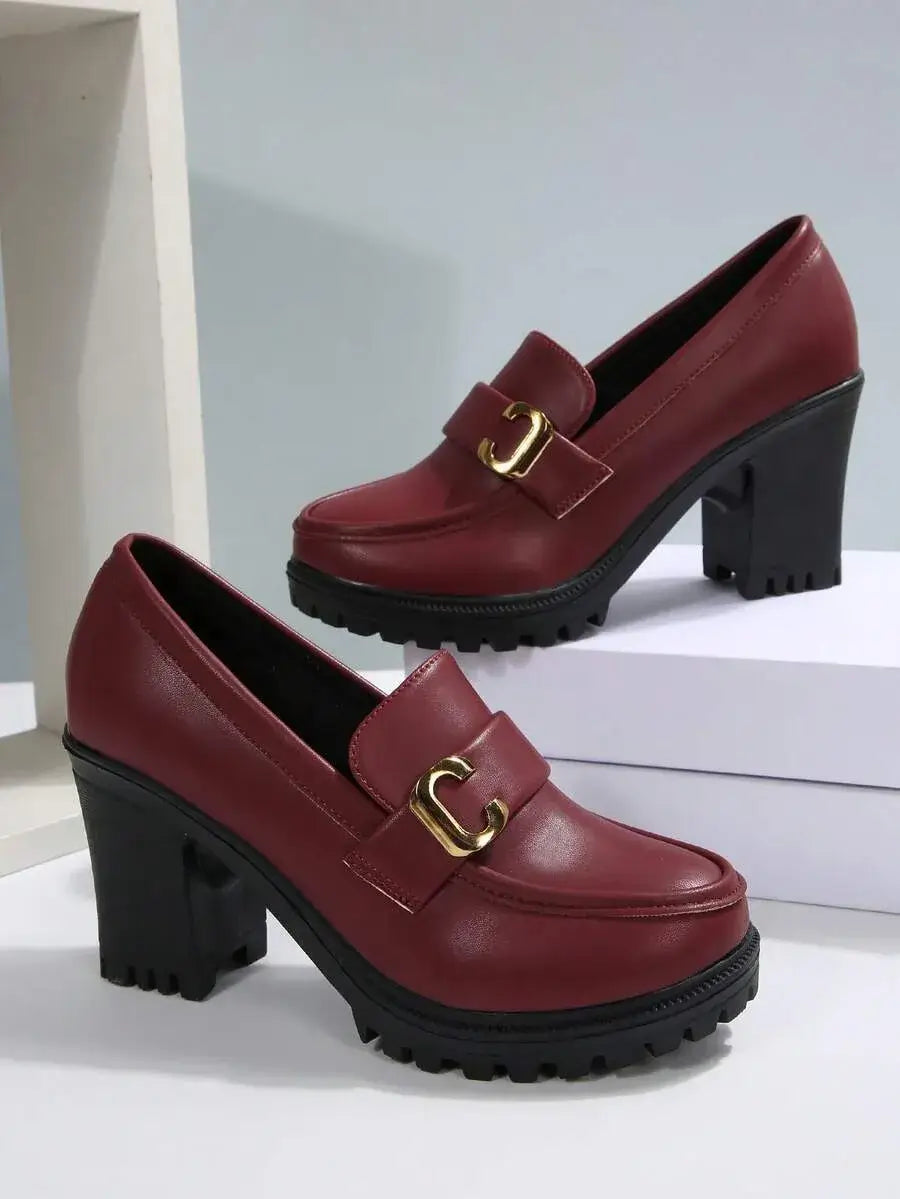Mocasines de tacón grueso con hebilla de metal