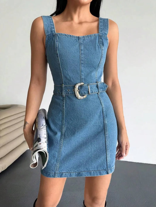 Vestido vaquero corto de verano informal con cuello cuadrado