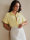 Blusa elegante con hombros acolchados