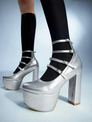 Tacones altos con diseño de hebilla