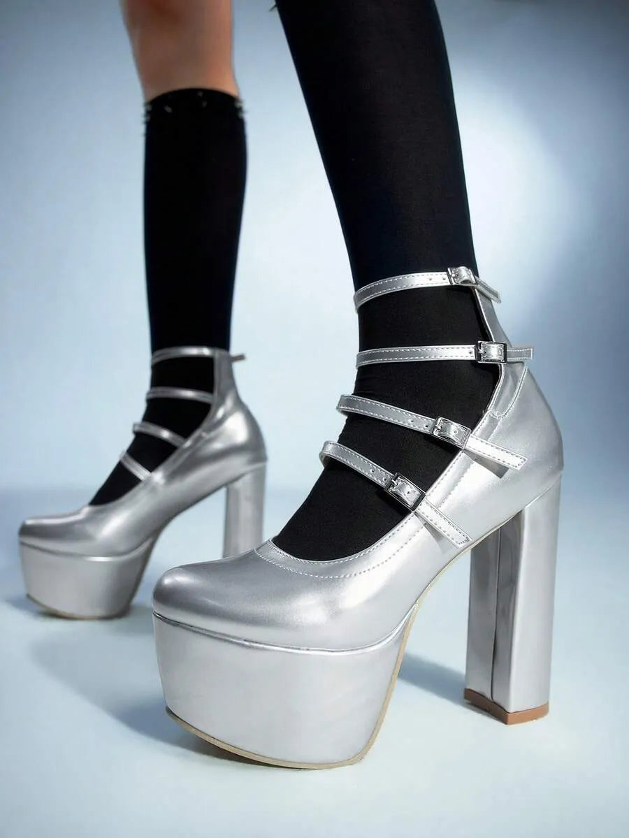 Tacones altos con diseño de hebilla